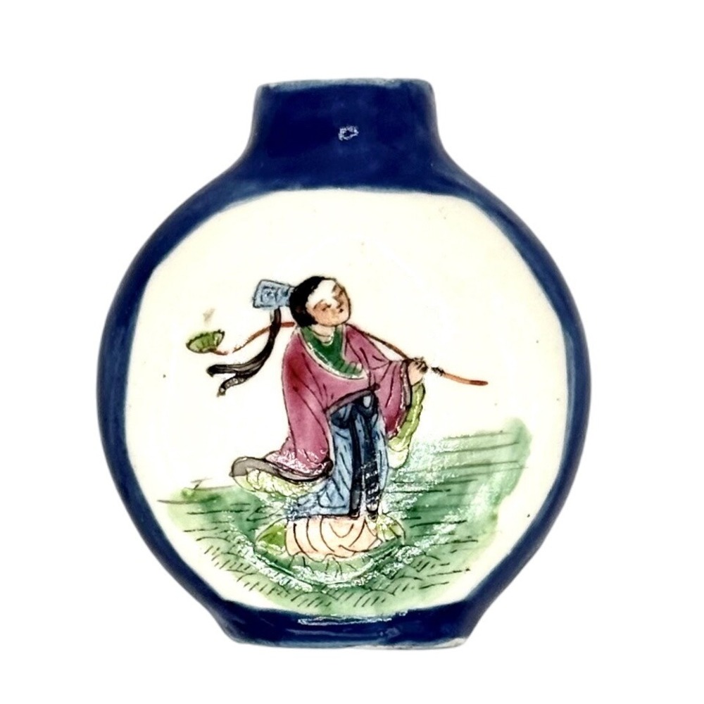 Vintage‎ Chinese Hand-Painted Porcelain Snuff Bottle Blue Trim Signed 3"